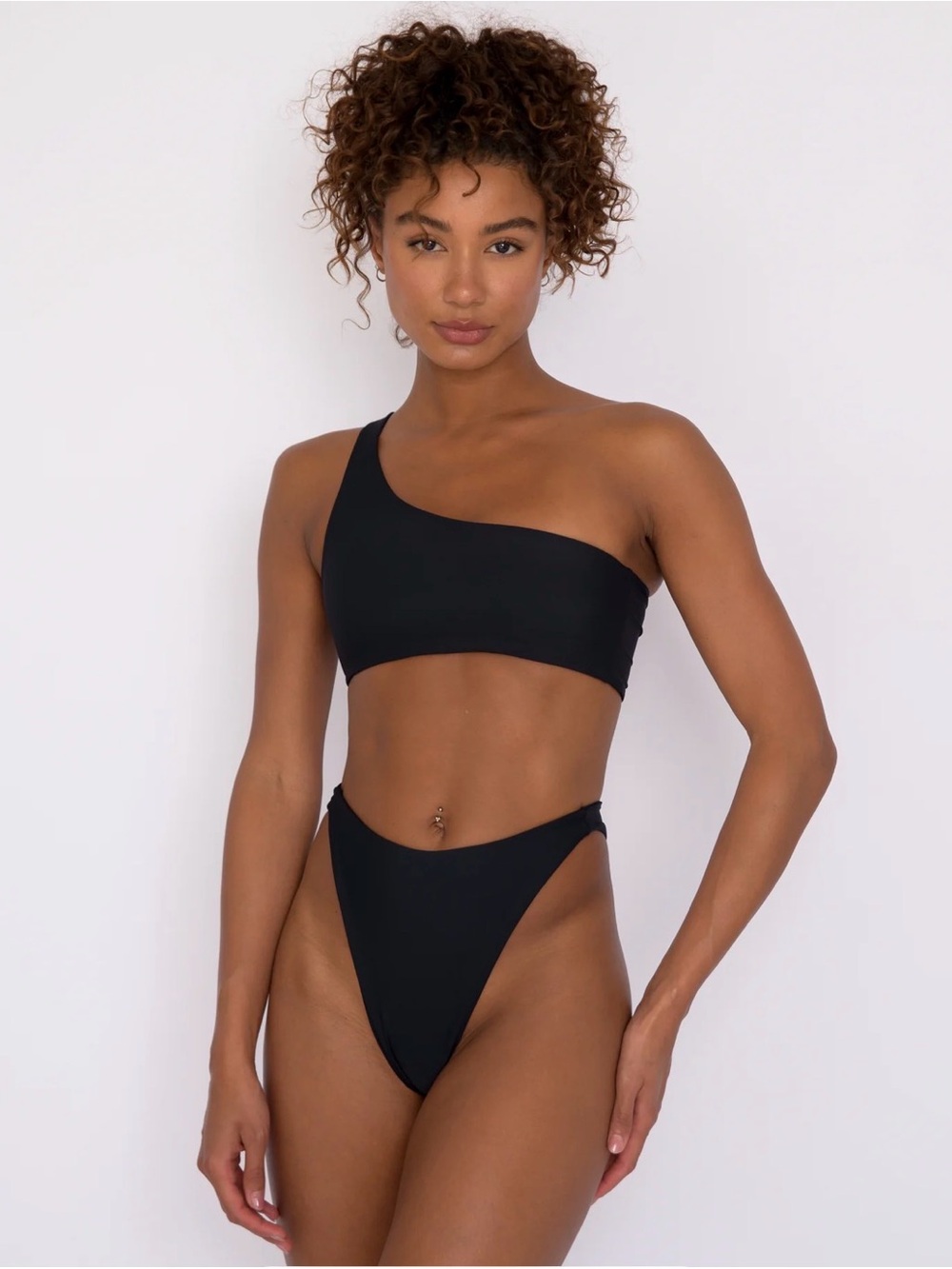 Skatie Ellis sz med black bikini top